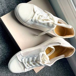 Naturalizer tennis shoe